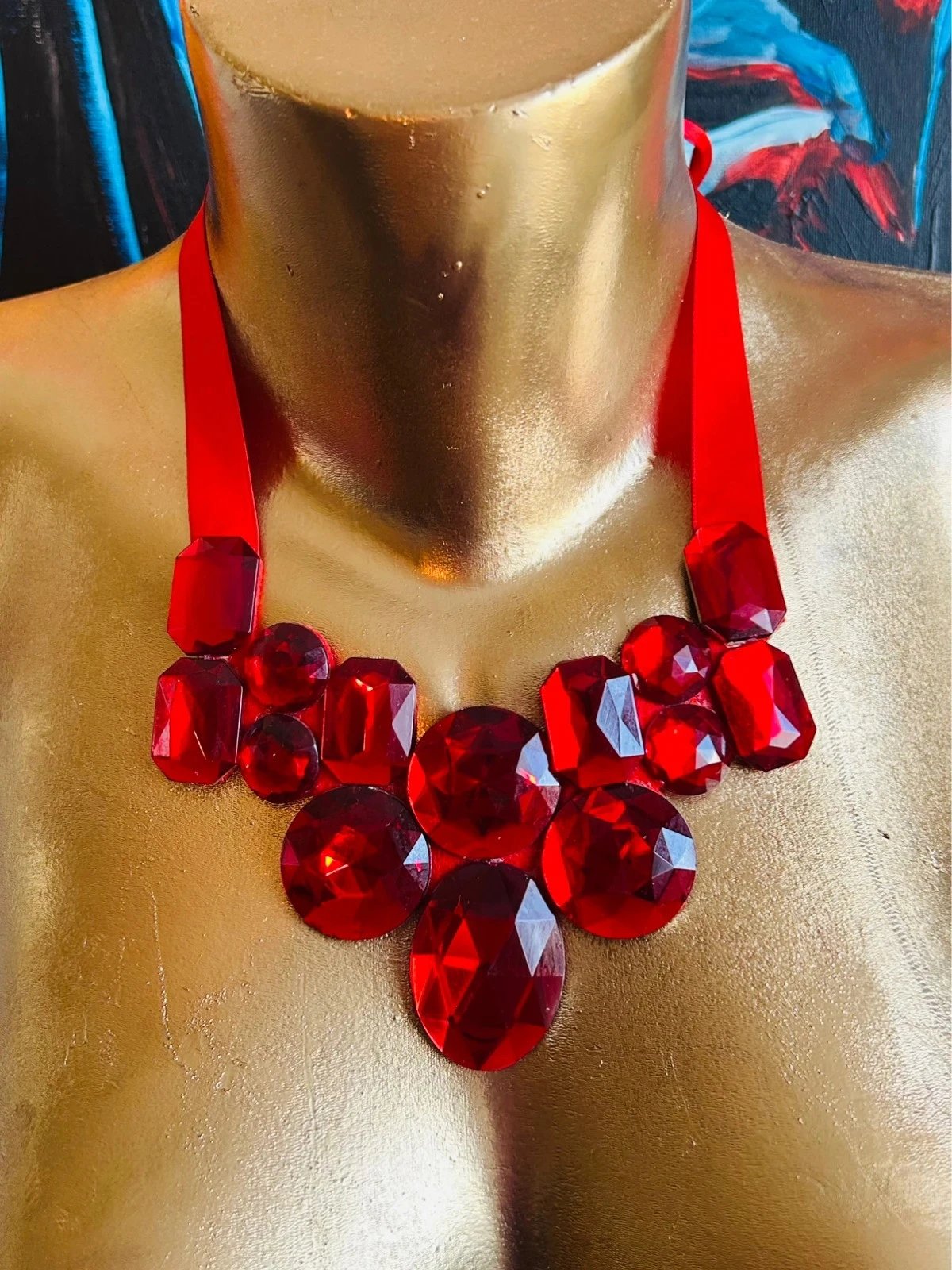 Collier plastron rouge à larges strass facettées